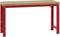 Stabilny stół roboczy z czerwoną ramą metalową i gładką drewnianą powierzchnią, odpowiedni do prac warsztatowych lub projektów majsterkowania.