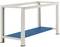 Białe stelaże stołu z niebieskim dolnym blatem. Odpowiednie do warsztatów lub środowisk pracy.
