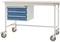 Biały stół na kółkach z trzema niebieskimi szufladami z boku. Idealny do elastycznych przestrzeni roboczych.
