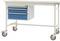 Biały stół na kółkach z dwoma niebieskimi szufladami po lewej stronie, odpowiedni do pracy w warsztacie lub laboratorium.