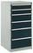 Wysoki, szary regał z sześcioma szufladami, z których każda ma metalowy uchwyt.