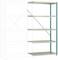 Regał metalowy z sześcioma poziomymi półkami, podtrzymywany pionowymi wspornikami po prawej stronie. Lewa strona naszkicowana.