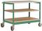 Zielony wózek warsztatowy z trzema drewnianymi półkami i czterema kółkami stoi na jasnym tle.