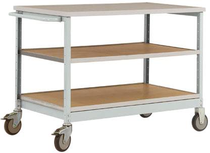 Wózek magazynowy z trzema półkami i czterema kółkami, odpowiedni do magazynu lub warsztatu.