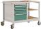 Stół warsztatowy z trzema szufladami lakierowanymi na zielono po lewej stronie i dwoma otwartymi przestrzeniami na półki po prawej stronie, zamontowany na czterech kółkach dla zapewnienia mobilności.