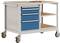 Mobilny wózek warsztatowy z trzema niebieskimi szufladami po lewej stronie i dwoma otwartymi półkami po prawej stronie, zamontowany na kółkach.