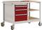 Mobilny wózek warsztatowy z czterema czerwonymi szufladami i dwoma otwartymi półkami, zamontowany na czterech kółkach dla łatwego przemieszczania.