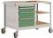 Stół warsztatowy na kółkach z trzema zielonymi szufladami i dwoma drewnianymi półkami po prawej stronie, na wierzchu leżą narzędzia.