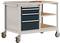 Wózek narzędziowy z czterema szufladami i dwoma otwartymi półkami, osadzony na czterech kółkach. Wyposażony w narzędzia na górnej powierzchni.