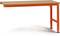 Prostokątny stół z drewnianą płytą i pomarańczową metalową podstawą; stabilny i nowoczesny. Odpowiedni do biur lub warsztatów.