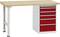 Stół warsztatowy z jasnym drewnianym blatem roboczym i czerwonymi szufladami po prawej stronie.