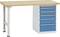 Stół roboczy z drewnianym blatem i zintegrowaną niebieską szafką z szufladami po prawej stronie.
