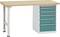 Stół warsztatowy z jasnym drewnianym blatem i niebieskim zestawem szuflad po prawej stronie. Odpowiedni do prac warsztatowych.