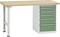 Stabilny stół roboczy z drewnianym blatem i zieloną szafką z szufladami po prawej stronie. Idealny do prac warsztatowych.