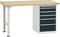 Stabilny stół roboczy z drewnianym blatem i szafką z szufladami po prawej stronie, wyposażoną w sześć szuflad.
