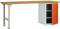 Stół roboczy z metalowymi nogami i drewnianą powierzchnią. Po prawej stronie znajduje się szara szafka z otwartą, pomarańczową przestrzenią na dokumenty.