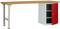 Prostokątny stół roboczy z regulowanymi metalowymi nogami, drewnianym blatem i przyczepionym metalowym schowkiem z czerwonymi drzwiczkami.