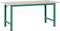 Zielony stół roboczy z solidnymi metalowymi nogami i szeroką, prostokątną, szarą powierzchnią, odpowiedni do warsztatów lub biur.