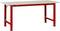 Prostokątny stół z czerwoną metalową podstawą i jasnym blatem. Idealny do przestrzeni roboczych lub warsztatów.