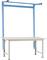 Regulowany wysokościowo stół roboczy z niebieską konstrukcją ramy, odpowiedni do warsztatów lub laboratoriów.