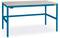 Prostokątny stół z niebieską metalową ramą i białym blatem, odpowiedni do prac przemysłowych lub rzemieślniczych.