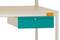 Biały stół z turkusową szufladą po prawej stronie.