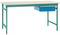 Prosty stół z zielonymi metalowymi nogami, prostokątnym białym blatem i niebieską szufladą po prawej stronie.