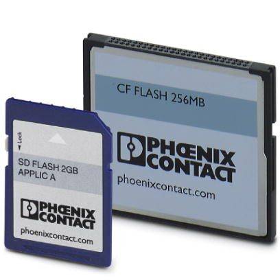 Dwie karty pamięci: Po lewej niebieska karta SD z napisem 'SD FLASH 2GB', po prawej większa karta CF z napisem 'CF FLASH 256MB'. Obie noszą logo Phoenix Contact.