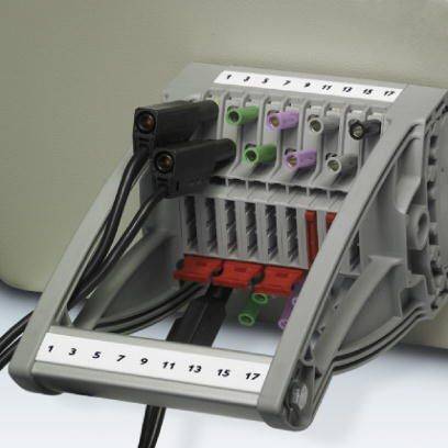 Elektroniczna listwa zaciskowa z ponumerowanymi punktami przyłączeniowymi i kolorowymi przewodami. Najczęściej stosowana w montażu urządzeń elektrycznych.