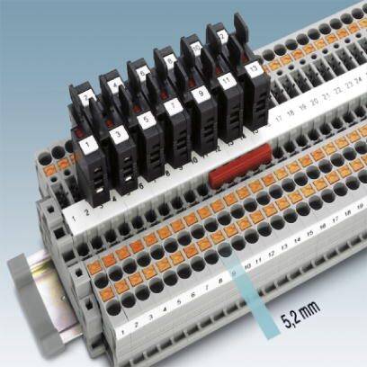 Technika przyłączeniowa: Listwy zaciskowe z numerowanymi zaciskami i podziałką 5,2 mm.