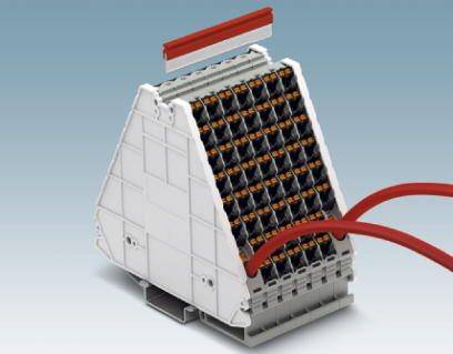 Trójkątny elektryczny blok przyłączeniowy z wieloma kablami włożonymi w gniazda. Na górze czerwona wkładka.