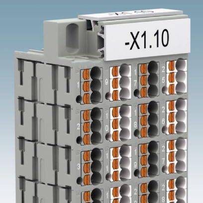 Szara elektryczna listwa zaciskowa oznaczona '-X1.10', pokazująca ponumerowane zaciski do podłączenia przewodów.