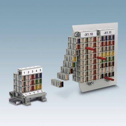 Złącze przewodów z kolorowo kodowanymi stykami zamontowane na płycie metalowej. Po lewej stronie mniejsza jednostka modularna.