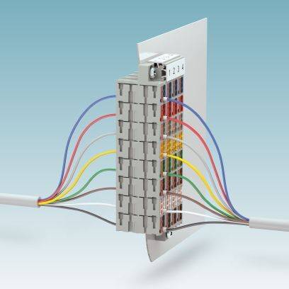 Kolorowy panel połączeniowy z wieloma kablami łączącymi dwa złącza. Oznaczenia numeryczne na górze.