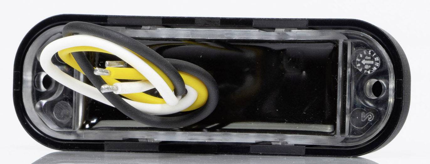 'Tylne światło LED z czarną obudową, przezroczystą osłoną oraz przewodami w kolorach czarnym, białym i żółtym, odpowiednie do pojazdów.'
