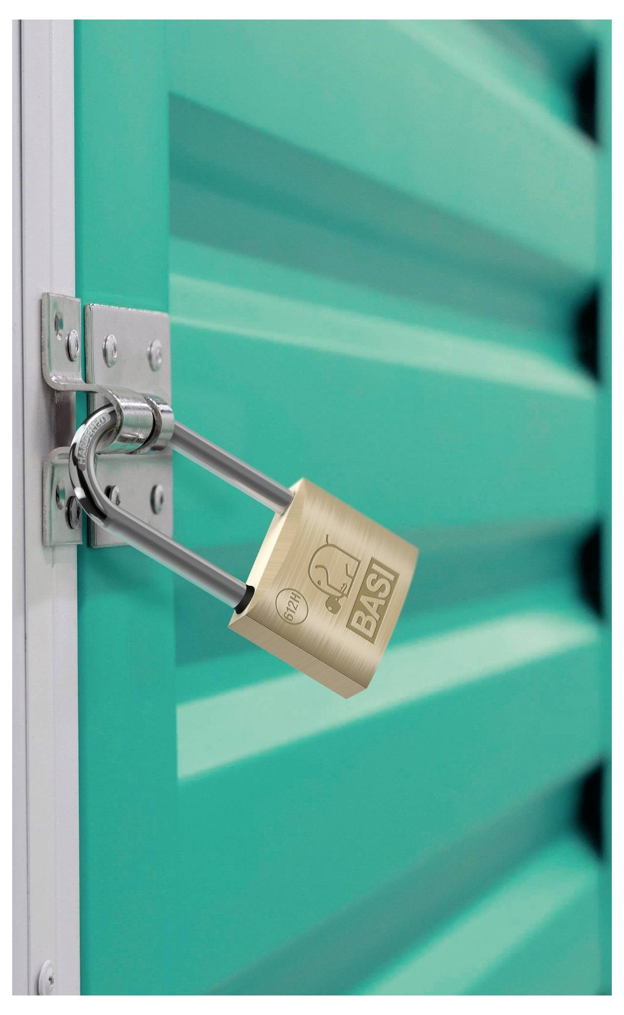 Kłódka zabezpiecza turkusowe drzwi. Rygiel jest metalowy, a na kłódce widnieje napis 'BASI'.