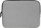Szara torba na laptopa o minimalistycznym designie, z zamkiem błyskawicznym na górze i dyskretnym logo pośrodku.