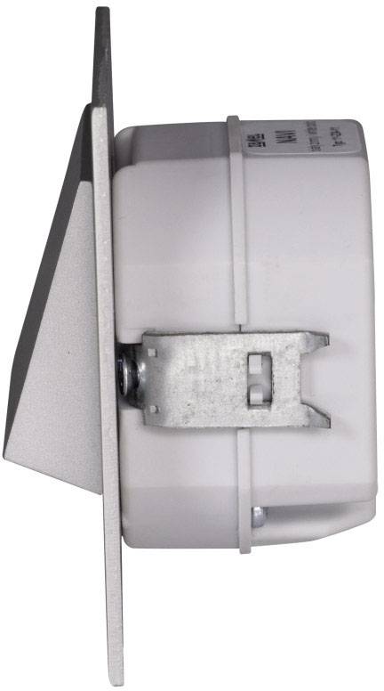 Widok z boku białego, okrągłego czujnika dymu z metalowym mocowaniem, zamontowanego na ścianie.