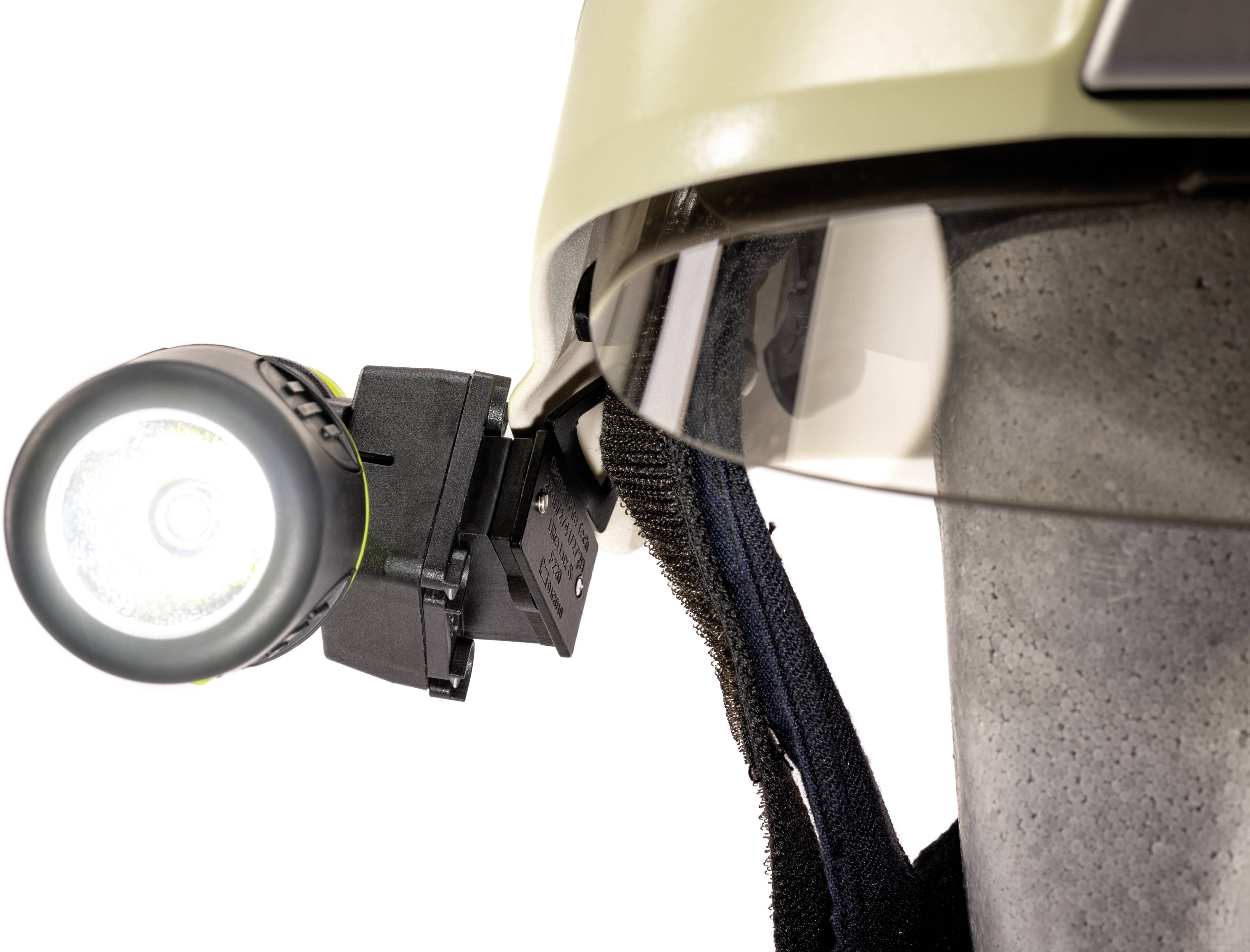 Kask z zintegrowaną świecącą lampą i wizjerem, odpowiedni do użycia w warunkach słabego oświetlenia.