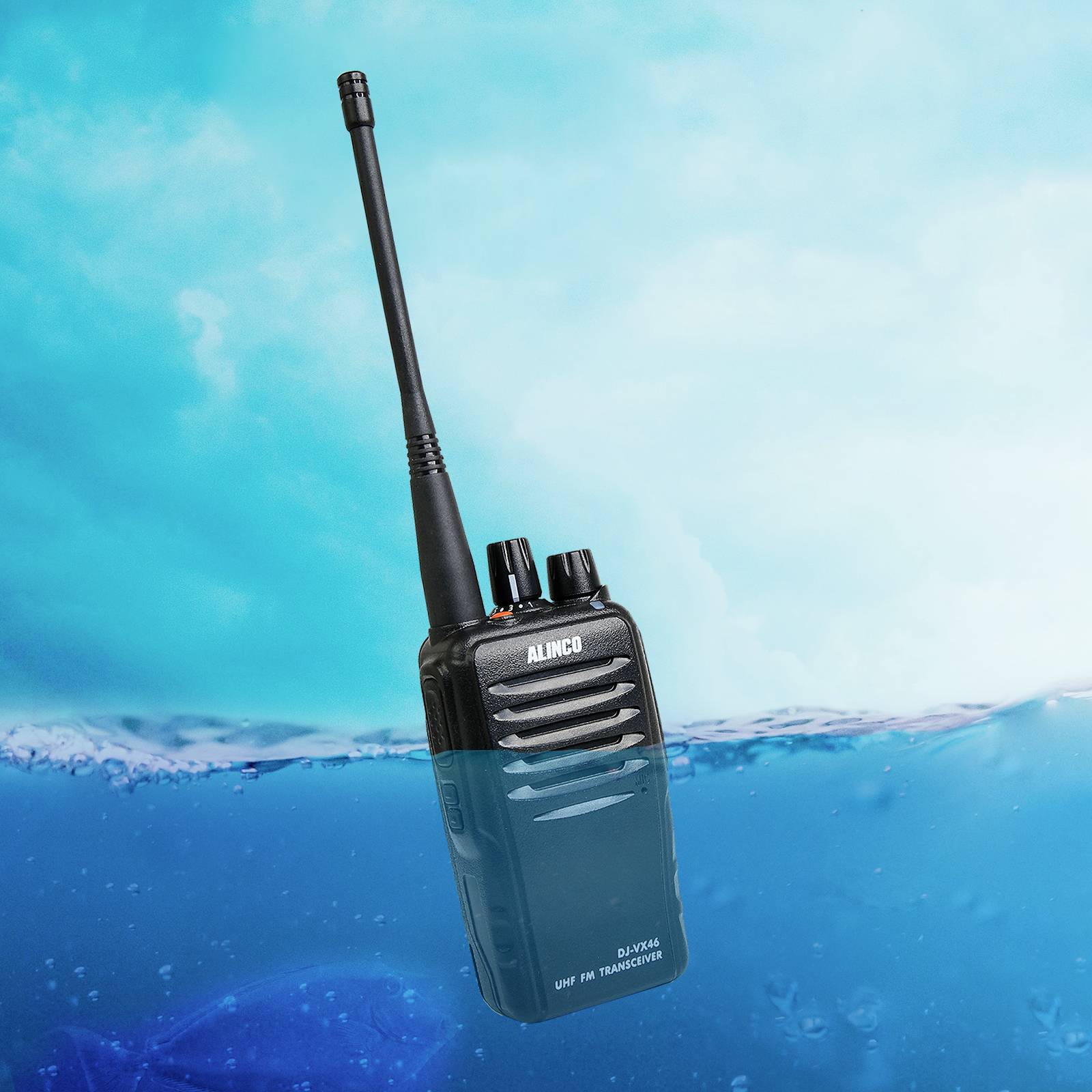 Radiotelefon marki 'ALINCO' między wodą poniżej i niebem powyżej.