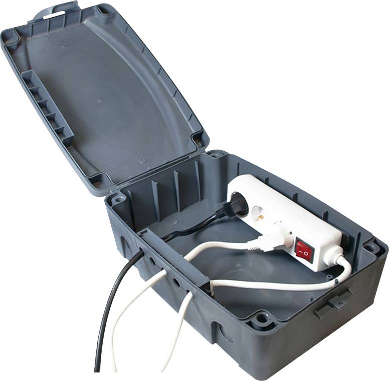 Szara skrzynka magazynowa z otwartą pokrywą przedstawia listwę zasilającą z podłączonymi wieloma kablami.