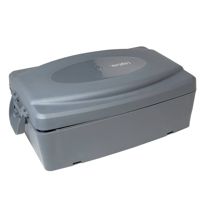 Szary, prostokątny pojemnik z tworzywa sztucznego z klapką zamykającą, prawdopodobnie przeznaczony do przechowywania lub transportowania przedmiotów.