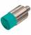 Cylindryczny czujnik zbliżeniowy z zielonym końcem i oznaczeniem CE. Posiada ryflowaną metalową obudowę oraz wtyczkę przyłączeniową.