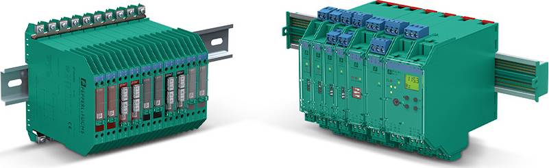 Dwa elektroniczne urządzenia z zielonymi obudowami, zamocowane na szynach montażowych. Po lewej stronie znajduje się kilka modułów, po prawej - urządzenia z wyświetlaczami i złączami.