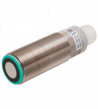 Cylindryczny czujnik w metalicznym kolorze, ułożony poziomo, przedstawiający przednie elementy czujnika oraz etykietę z oznaczeniami na boku.