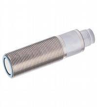 Cylindryczny, metalowy czujnik indukcyjny o prążkowanej obudowie i płaskim końcu czujnika.