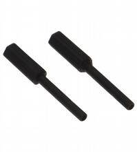 Dwa czarne, cylindryczne pióra z sześciokątnymi zakończeniami, ułożone równolegle na białym tle.