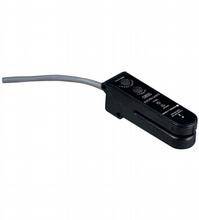 Czarny elektryczny sensor z przewodem, prawdopodobnie przeznaczony do wykrywania lub sterowania urządzeniami.