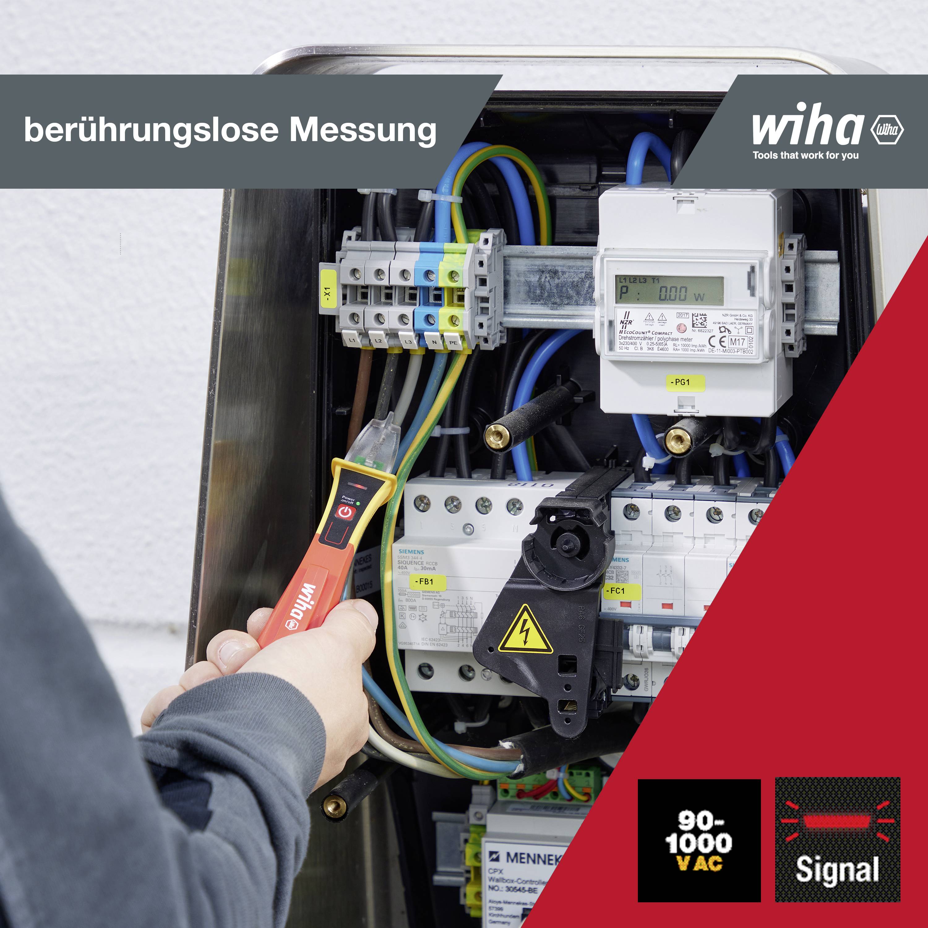 Opis obrazu przedstawia elektryczny przyrząd pomiarowy trzymany przez technika, który przeprowadza bezdotykowe pomiary napięcia na skrzynce bezpieczników.