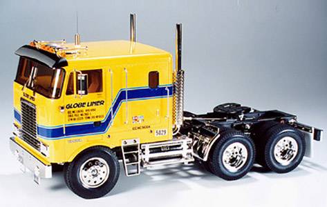 Żółta ciężarówka z niebieskimi paskami i napisem 'Globe Liner' na kabinie kierowcy, widok z boku, na szarym tle.